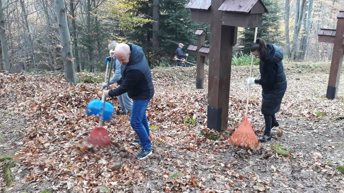 Gorliccy funkcjonariusze posprzątali cmentarz z okresu I wojny światowej