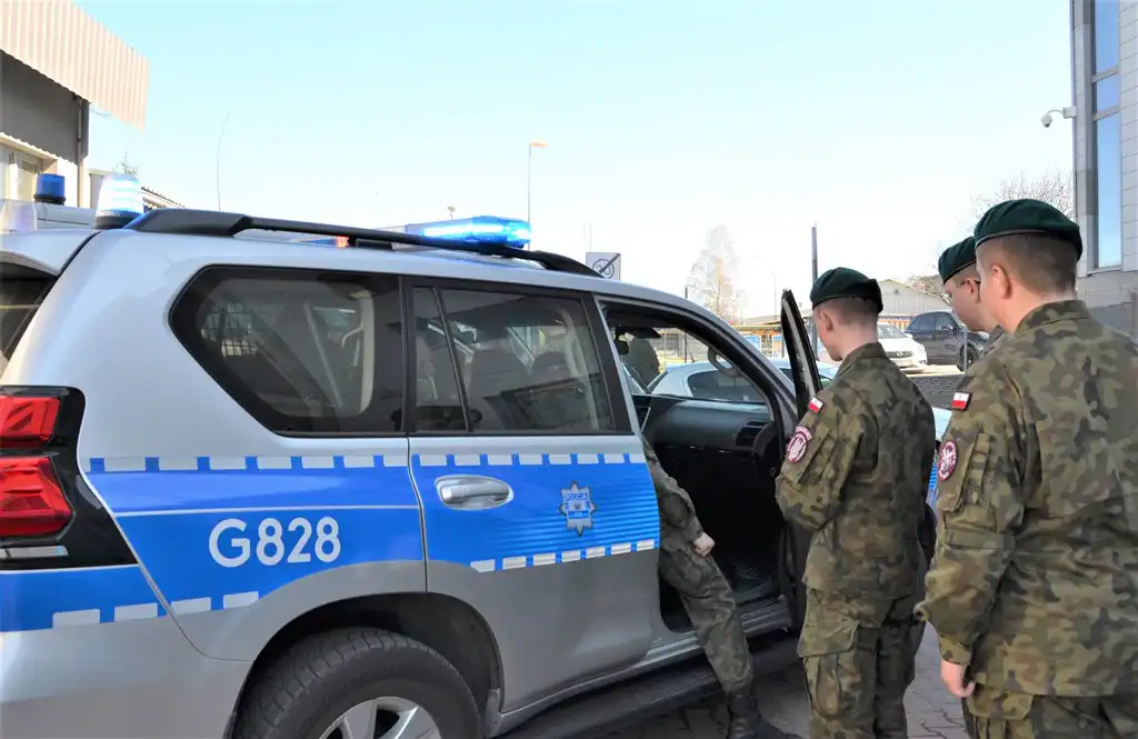Młodzi "Mundurowi" ze szkoły Sybiraków z wizytą w sądeckiej komendzie