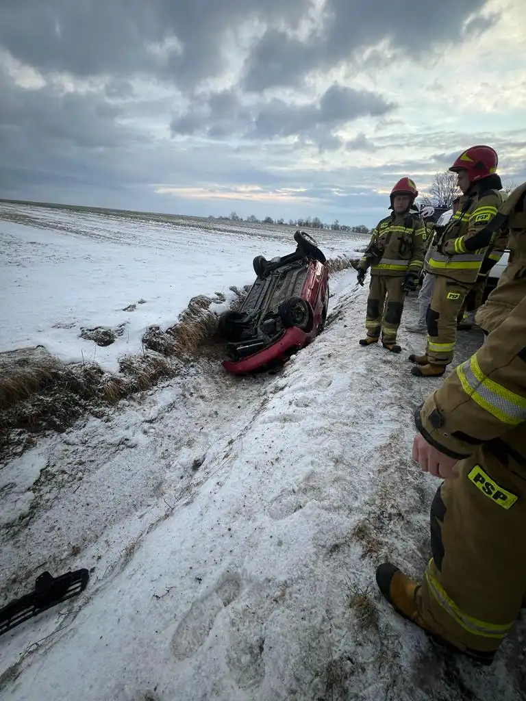 Wypadek w Mokrej Wsi. Dachowała osobówka. Dwie osoby poszkodowane