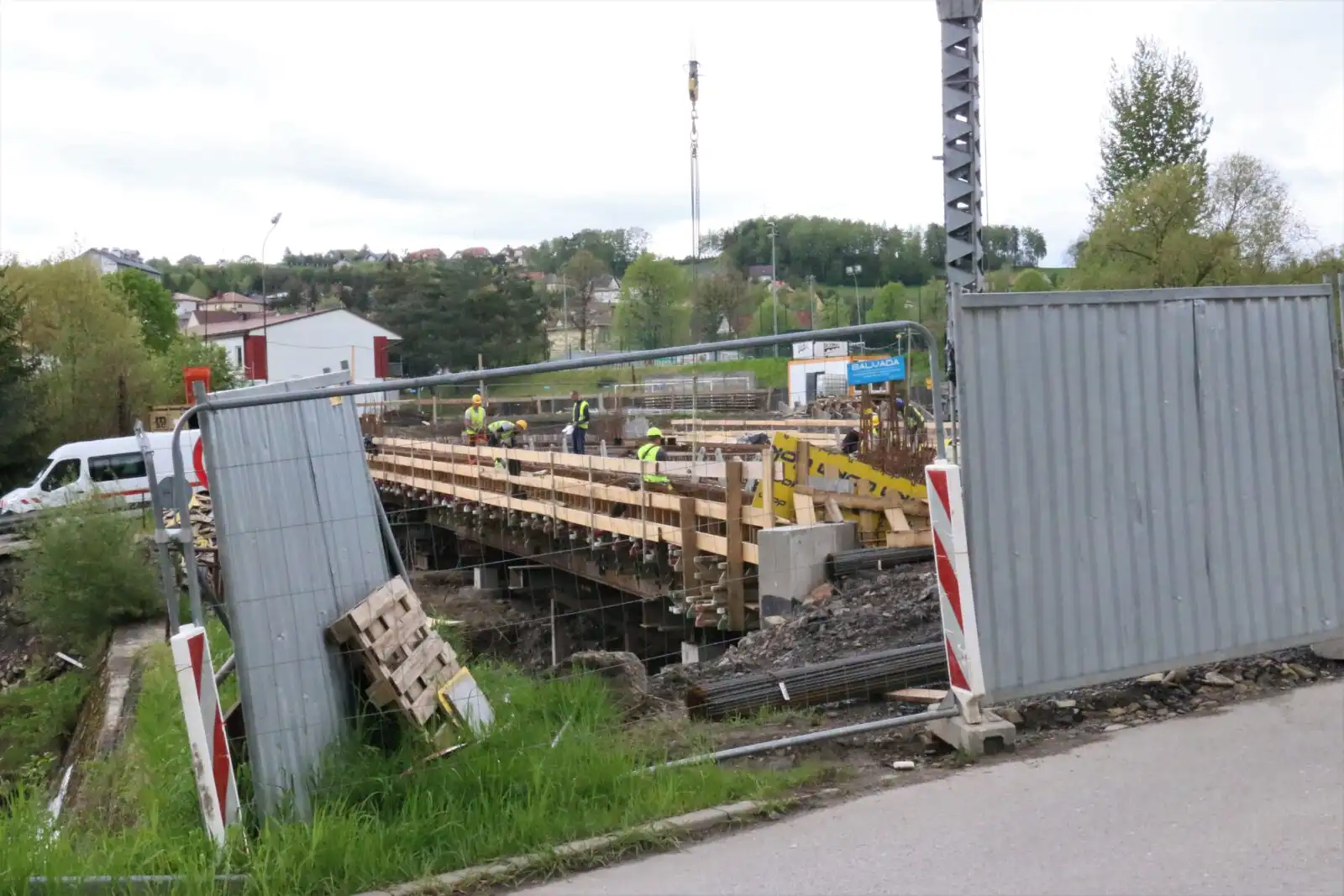 Limanowa: Postępują prace przy budowie mostu łączącego ulicę W. Sikorskiego z ul. J. Marka. Ponadto trwają remonty dróg