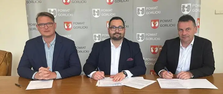 Ruszają przygotowania do scalenia gruntów w Binarowej. W Starostwie podpisano umowę