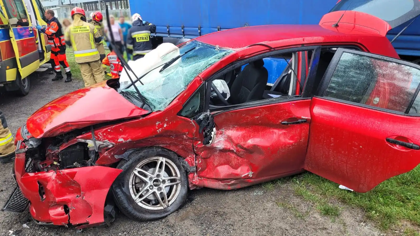 Wypadek w Powroźniku. Zderzyły się dwie osobówki. Trzy osoby trafiły do szpitala