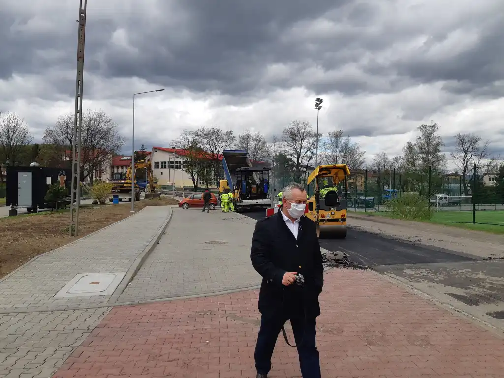 Przy SP w Barcicach powstał duży parking i zatoki postojowe