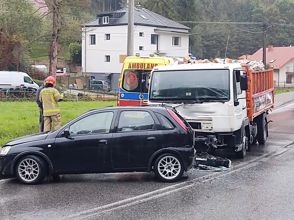 Wypadek w Nowym Sączu. Samochód osobowy zderzył się z ciężarówką