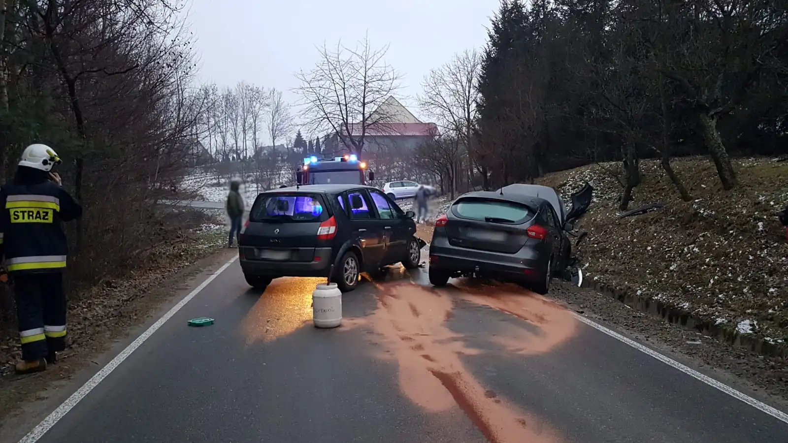 Kolizja w Zawadce. Dwa auta rozbite