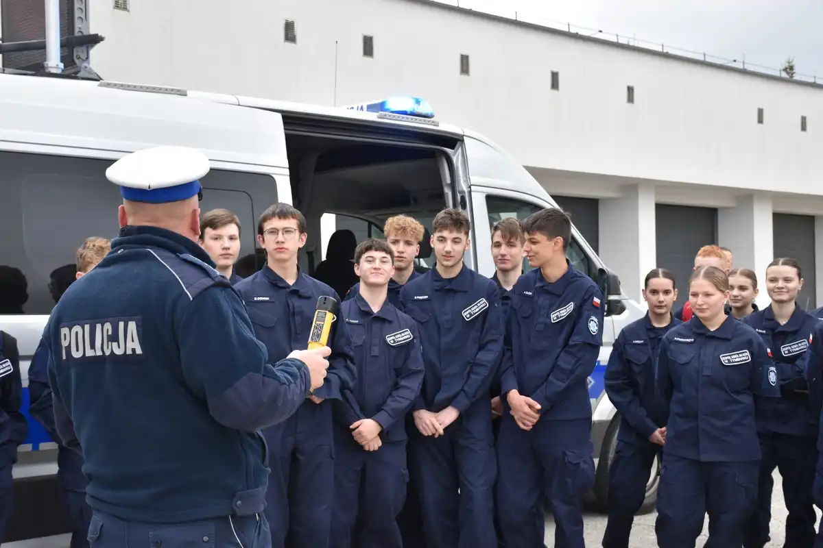 Uczniowie z ZS w Tymbarku z wizytą Komendzie Powiatowej Policji w Limanowej