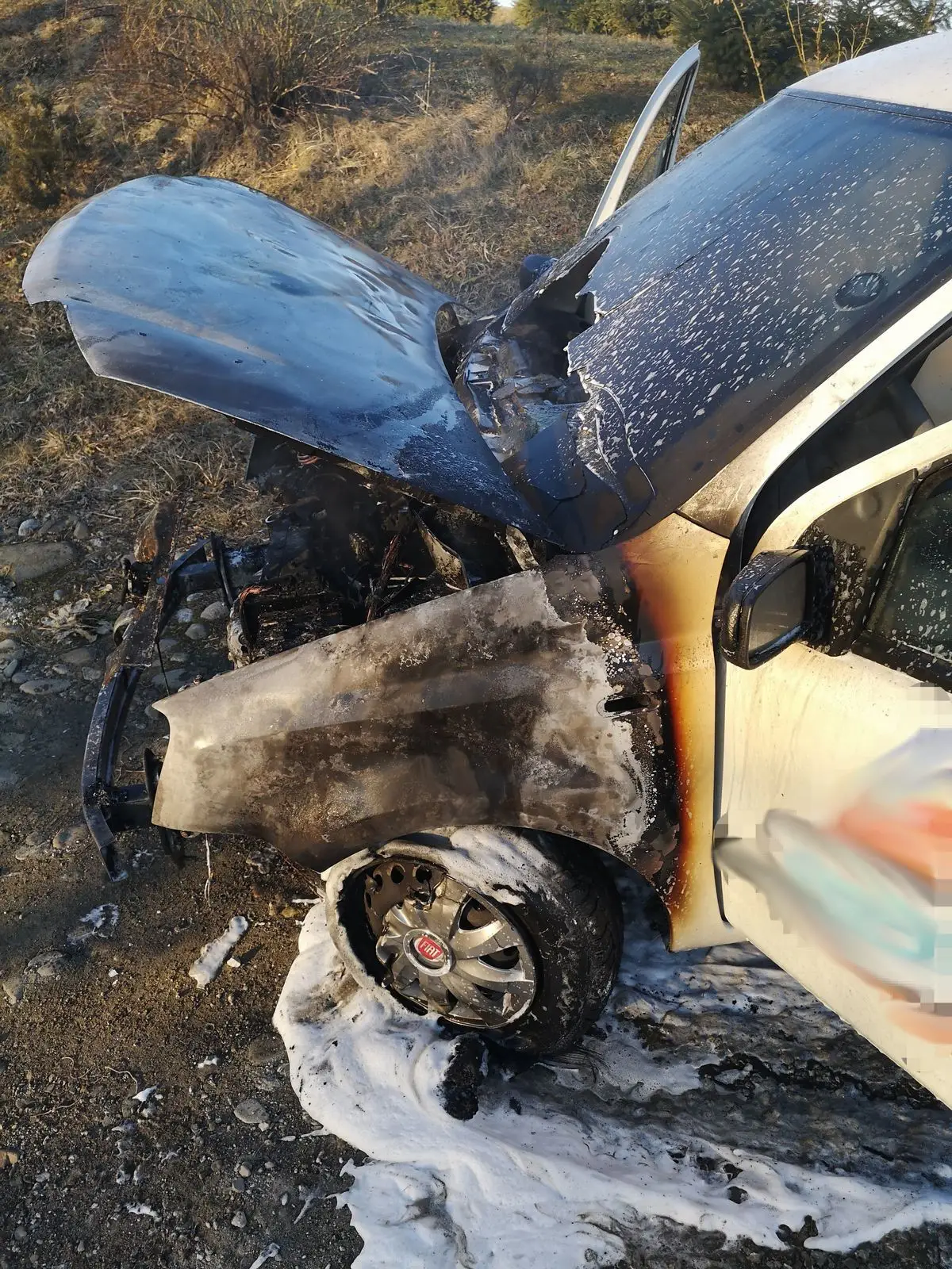 Brzezna: Na drodze dojazdowej do posesji płonął osobowy Fiat Panda