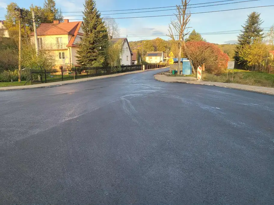 Nowa nawierzchnia i chodnik w Niskowej. Inwestycja na finiszu