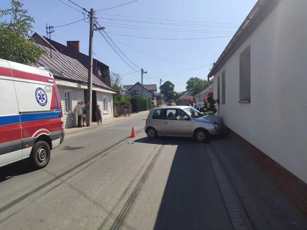 Kraksa w Starym Sączu. Jeden z pojazdów uderzył w przydrożny budynek mieszkalny