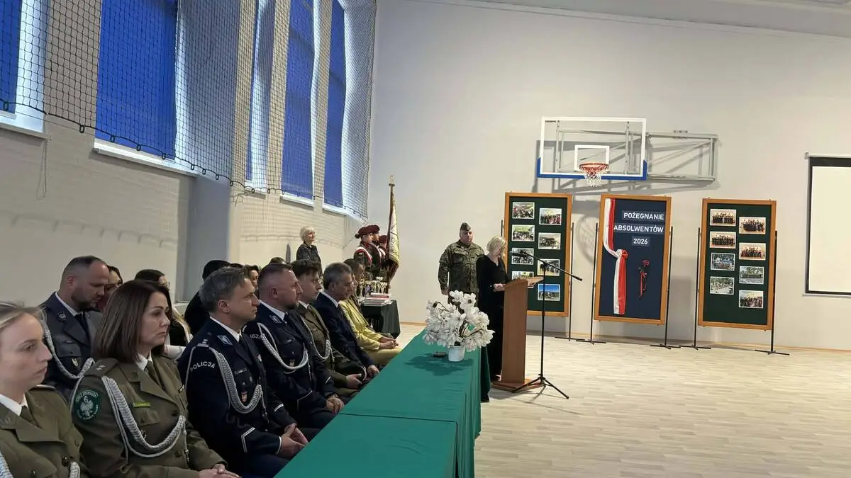 Mundurowa przyszłość młodych. Uroczyste zakończenie roku w Tymbarku