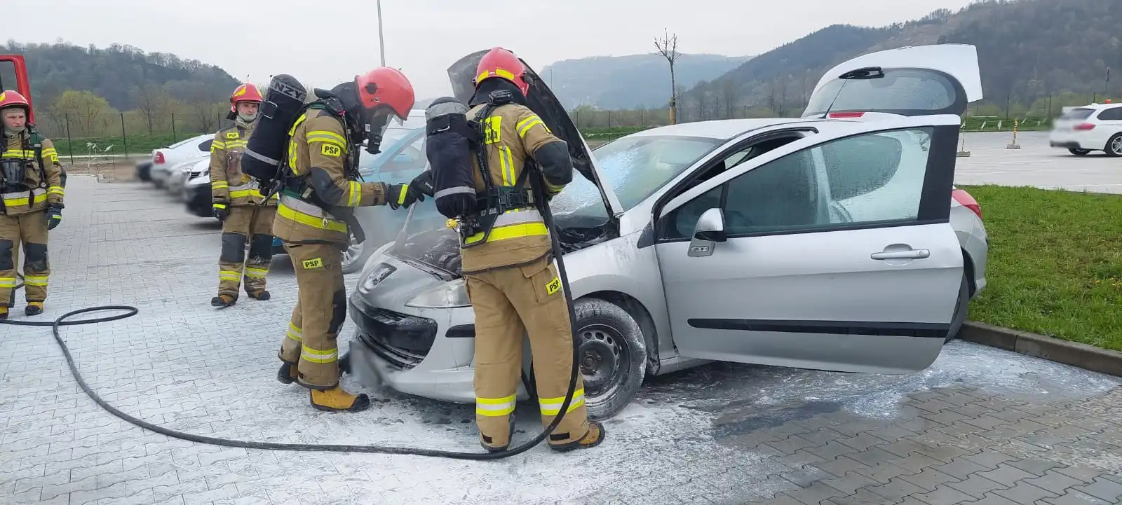 Pożar osobówki na parkingu w Wielogłowach