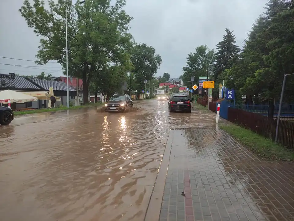 Sądecczyzna powódź: Zalane domy, zniszczone drogi, podtopione gospodarstwa (ZDJĘCIA)