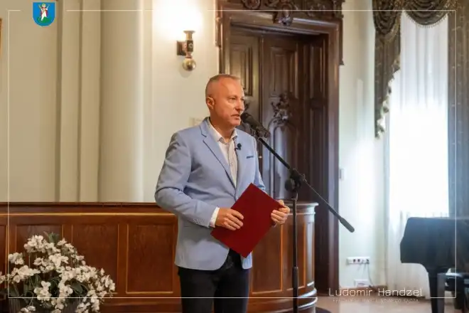 51 nauczycieli z nowosądeckich szkół, przedszkoli, oraz innych placówek oświatowych otrzymało akty mianowania