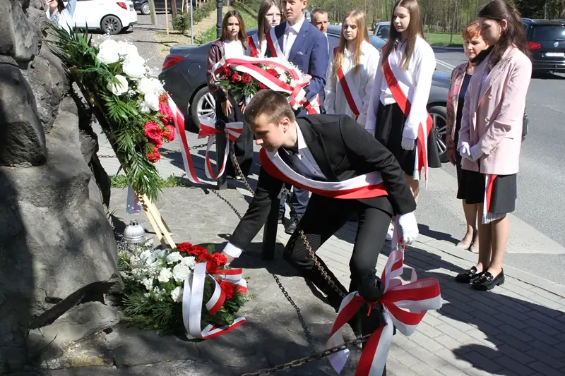 Rocznica Konstytucji 3 Maja w Ropie. Była msza, pochód i akademia
