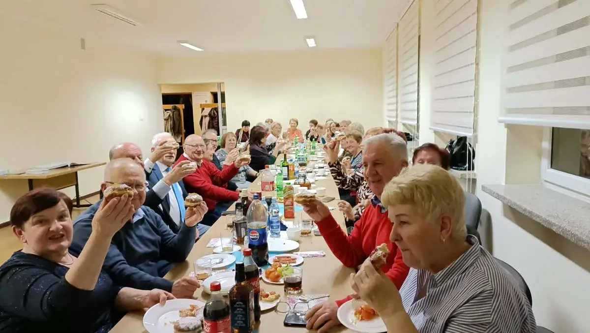 Pachniało pączkami i wspomnieniami. Seniorzy świętowali zapusty