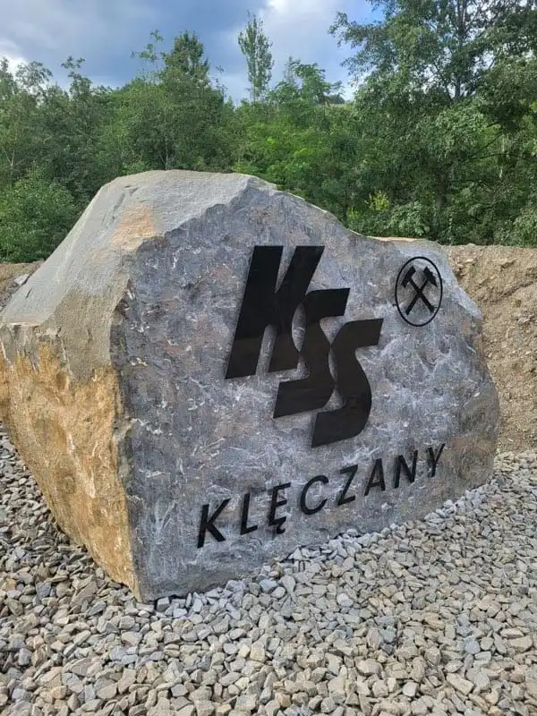 Kamienny witacz i nowoczesna brama. Kopalnia KSS Klęczany ułatwia życie kierowcom