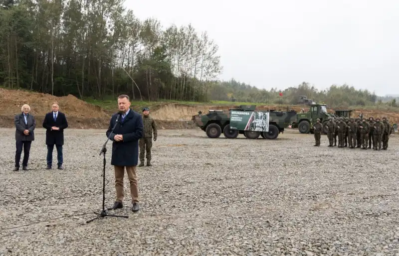 Minister Obrony Narodowej w Wojnarowej. Wizytował teren budowy jednostki wojskowej