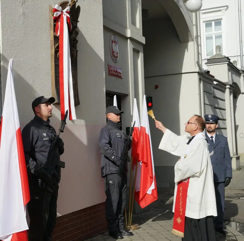 W Zakładzie Karnym w Nowym Sączu odsłonięto tablicę upamiętniającą ofiary niemieckiej okupacji i represji komunistycznych