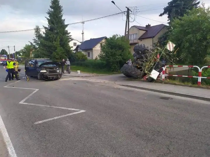 Uście Gorlickie: osobówka zderzyła się z ciągnikiem rolniczym
