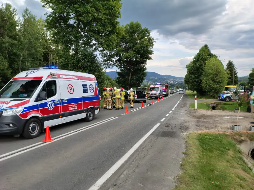 Wypadek w Zamieściu: dwa auta rozbite, interweniowały służby