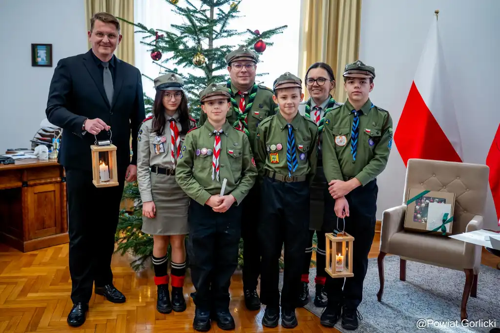 Harcerze przynieśli Betlejemskie Światło Pokoju do Starostwa w Gorlicach