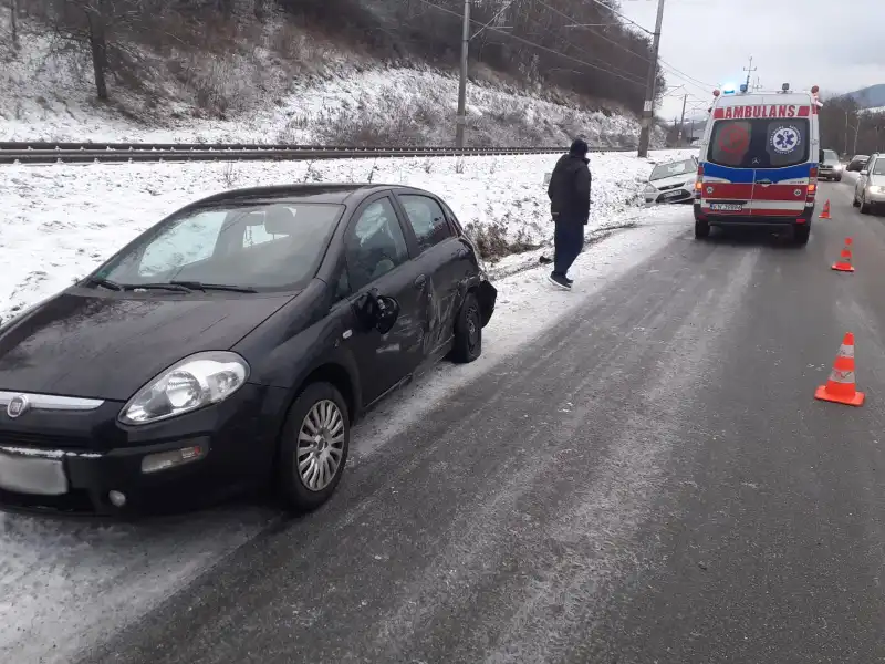 Kraksa w Jamnicy. Zderzyły się trzy pojazdy osobowe
