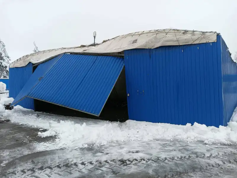 Akcja strażaków przy zawalonej hali namiotowej w Gorlicach