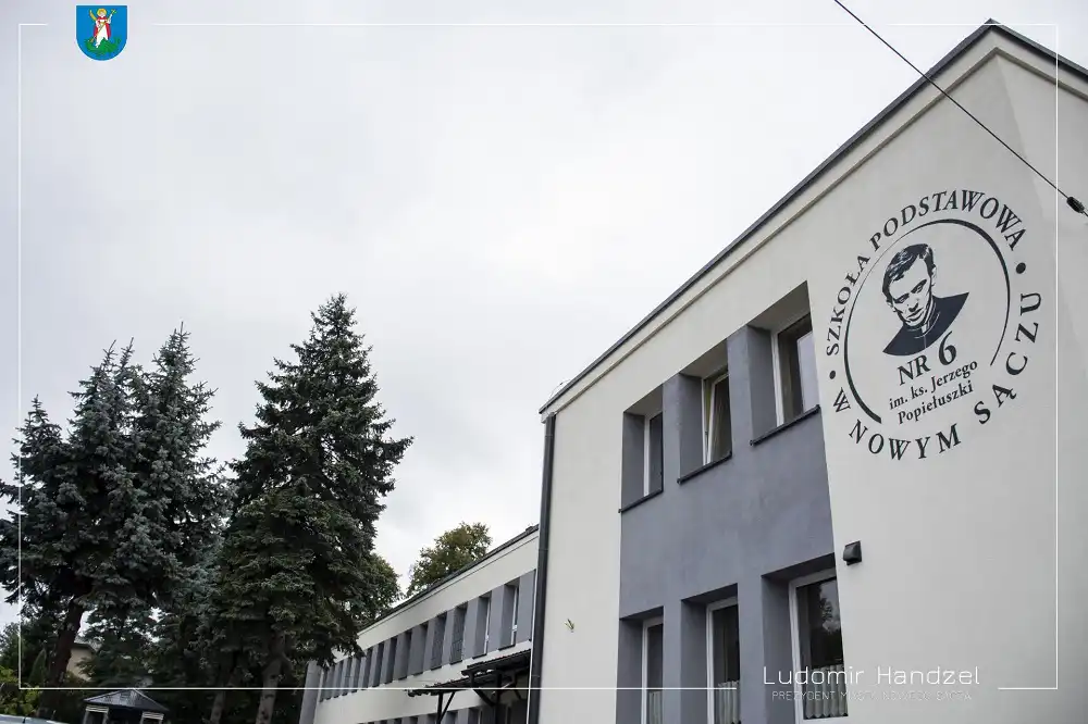 Uczniowie ze Szkoły Podstawowej nr 6 rozpoczynają naukę w wyremontowanym budynku