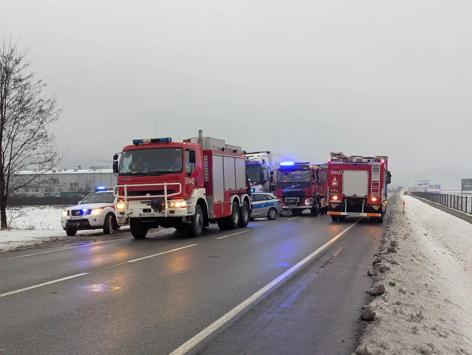 Tragiczny wypadek na DK75 w Łososinie Dolnej. Nie żyje kierowca osobówki