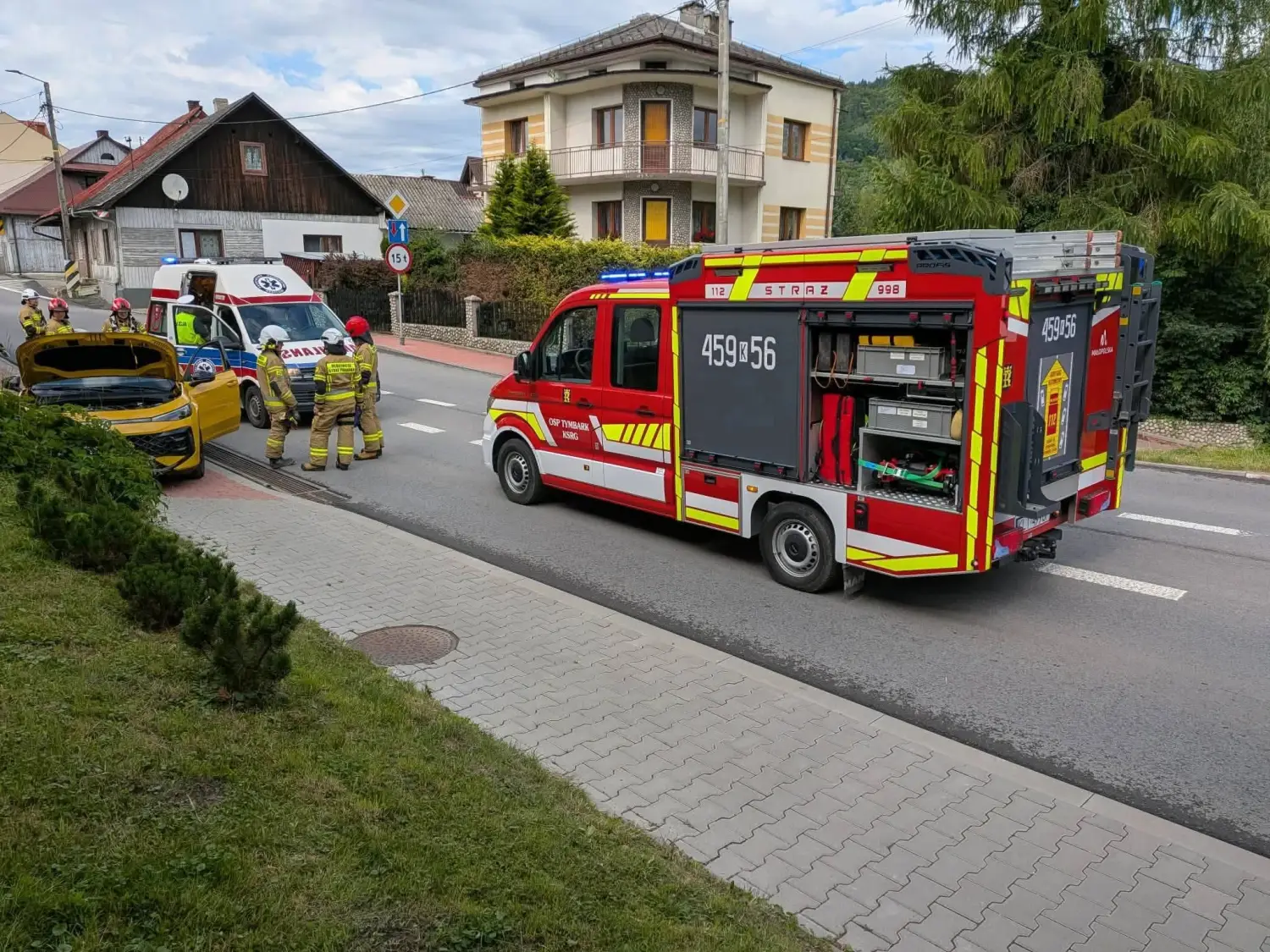 Wypadek w Tymbarku. Samochód uderzył w betonowy murek, jedna osoba poszkodowana