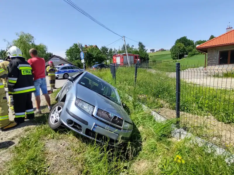 Wypadek w Jasiennej. Trzy osoby trafiły do szpitala