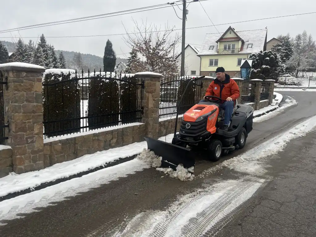 Traktorek, który łączy kosiarkę z pługiem. Nowy nabytek Sołectwa Zamieście