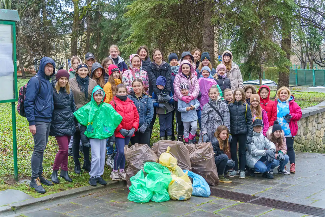 Wolontariusze po raz czwarty posprzątali Stary Cmentarz w Nowym Sączu