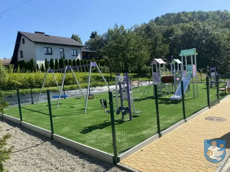 W Gminie Łącko powstały trzy kolejne place zabaw i boisko sportowe