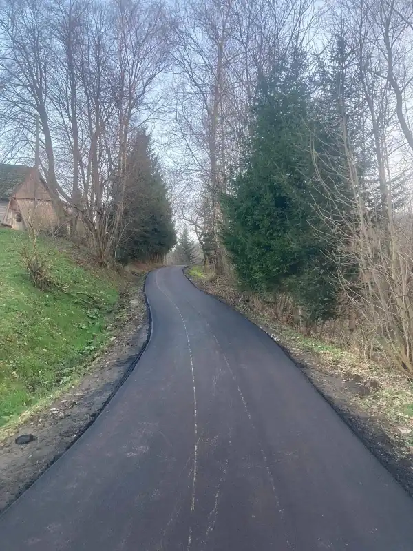 Nowy asfalt na drodze w Korzennej