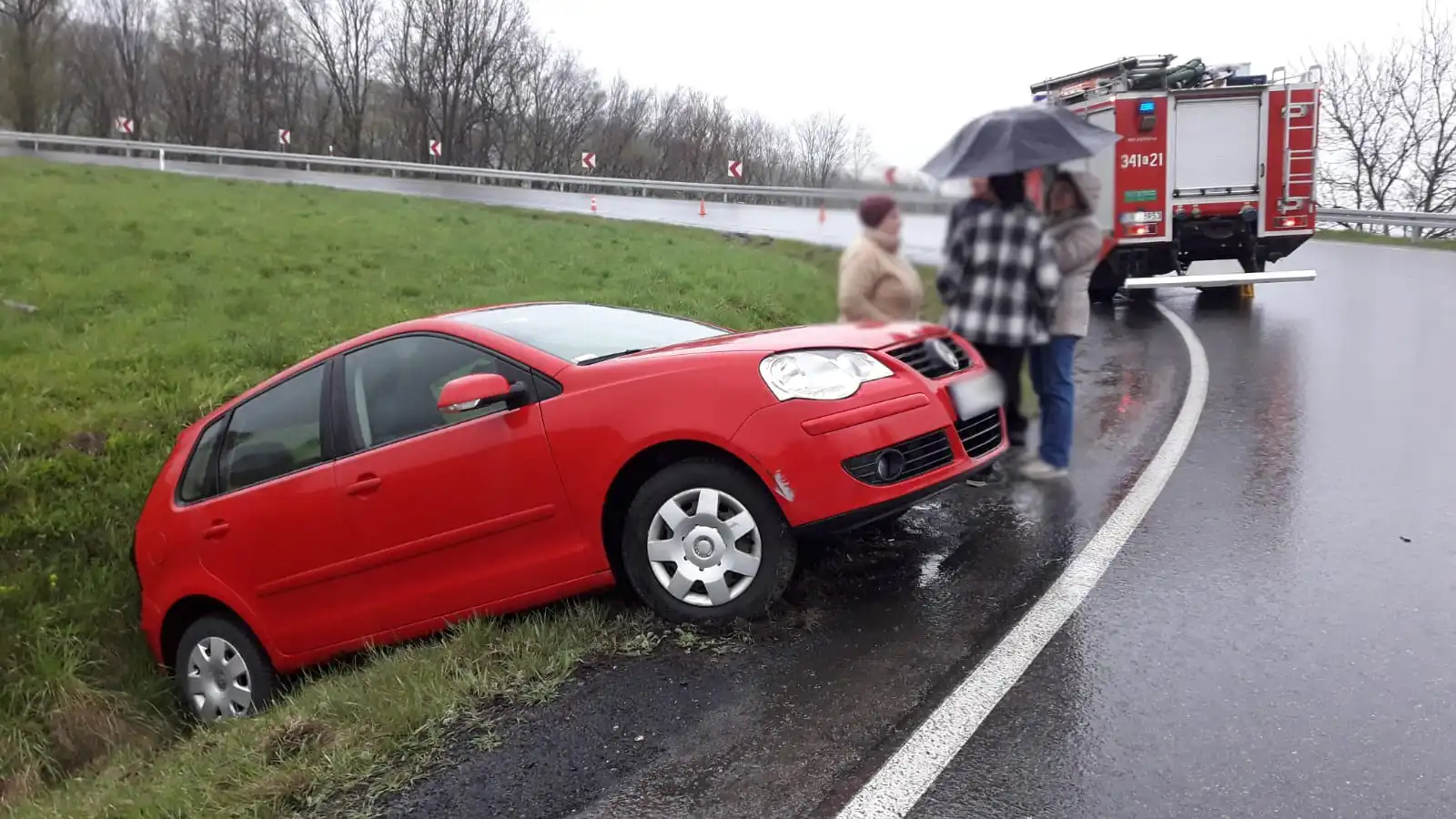 W Biczycach Dolnych osobówka wypadła z drogi i "wylądowała" w przydrożnym rowie