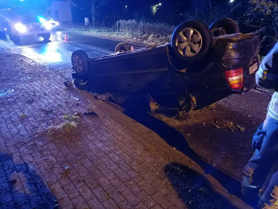 Wypadek w Grybowie. Dachowała osobówka