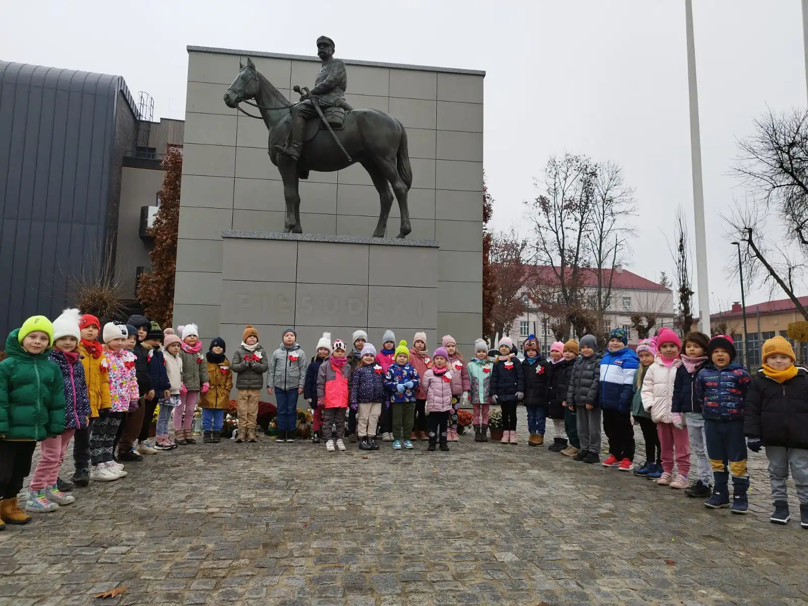 Mali patrioci. Przedszkolaki złożyły kwiaty pod Dębem Wolności