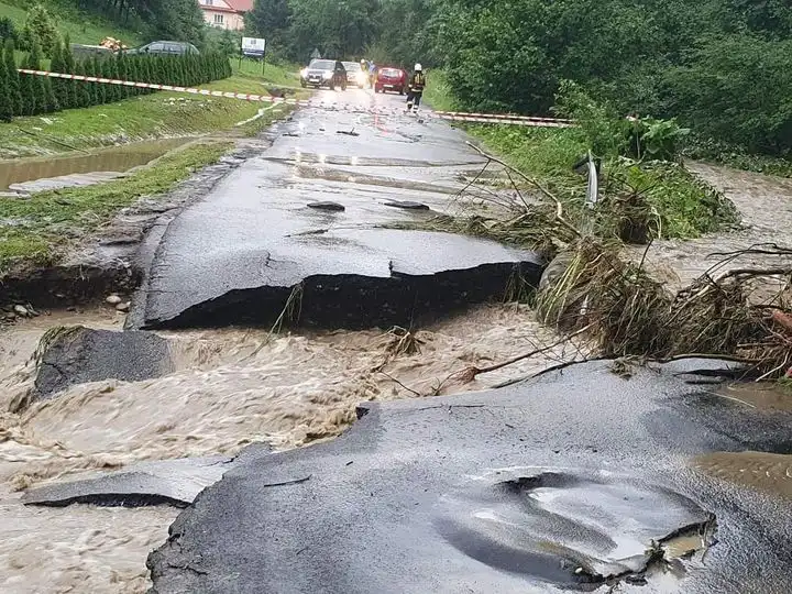 Sądecczyzna powódź: Zalane domy, zniszczone drogi, podtopione gospodarstwa (ZDJĘCIA)