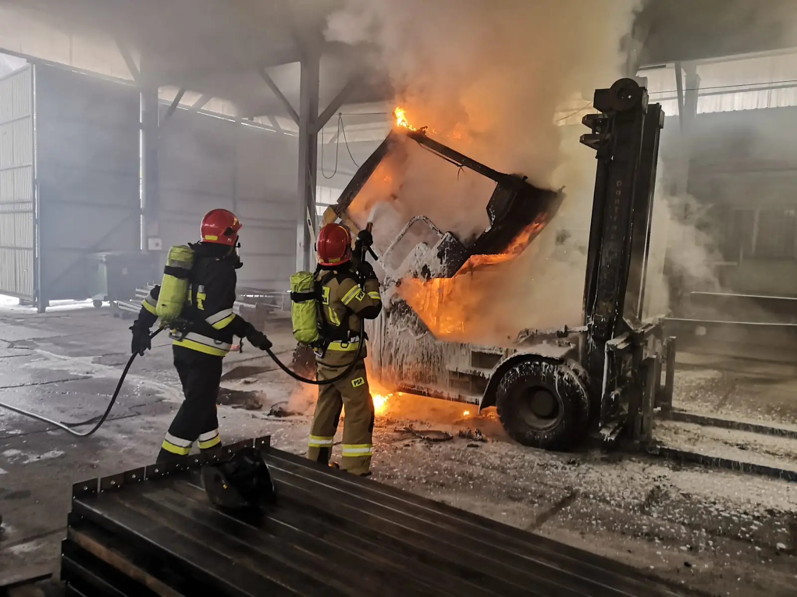Nowy Sącz: Pożar w hali przy ul. Węgierskiej. Zapalił się wózek widłowy