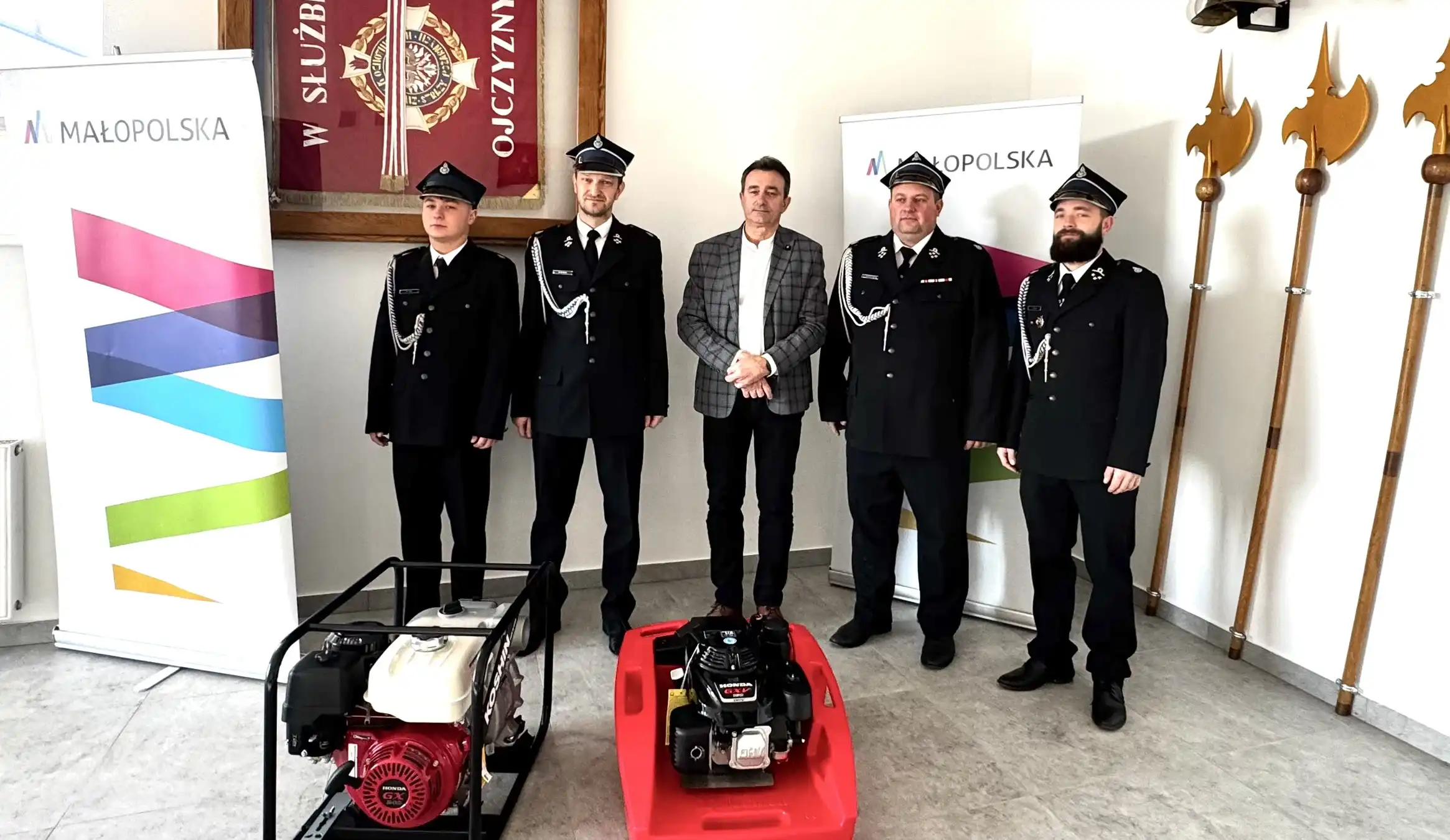 Inwestycje w bezpieczeństwo. OSP Ujanowice z nowymi pompami i wyremontowaną remizą