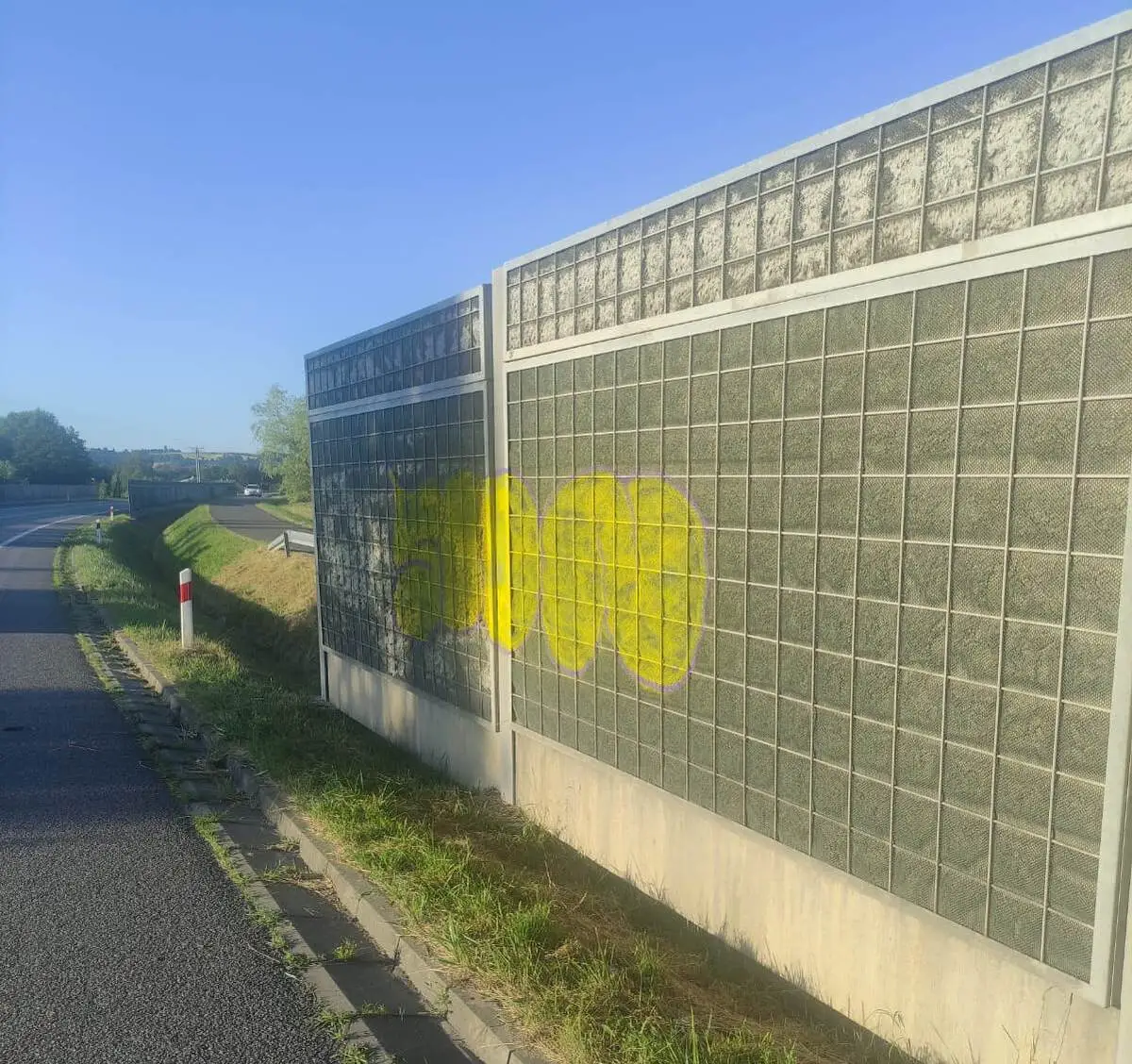 Malowali ekrany przy drodze krajowej. Dwóch nieletnich odpowie przed sądem rodzinnym