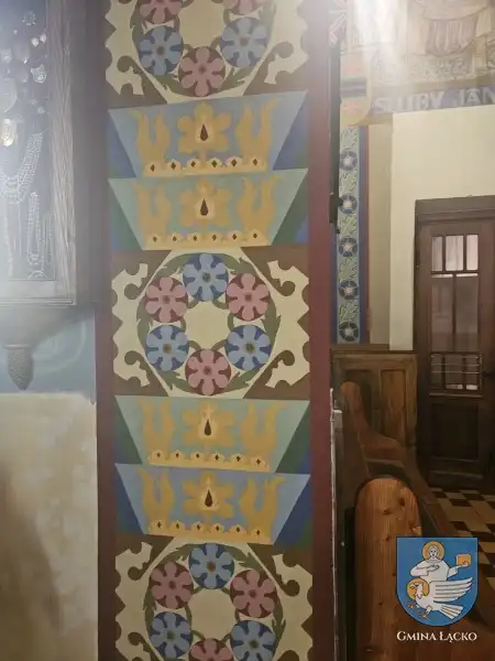 Kościół w Łącku w trakcie renowacji. Malowidła na ścianach i nowa elewacja
