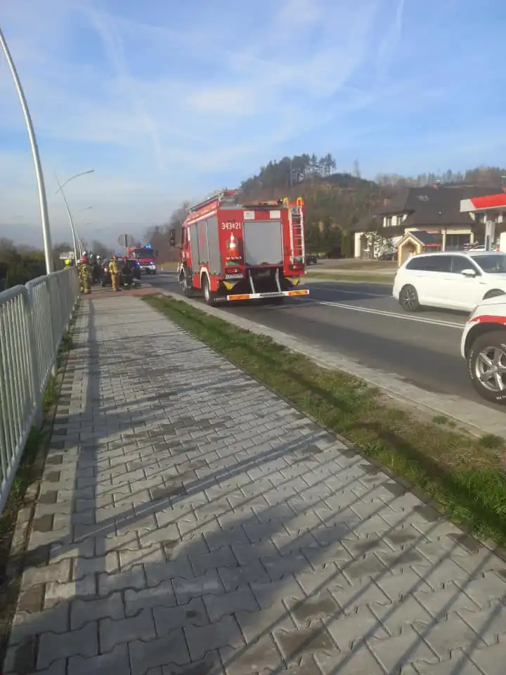 Zderzenie dwóch samochodów na DK 75. Interwencja służb ratunkowych