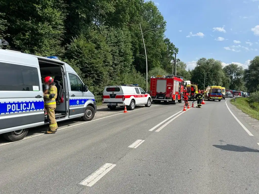 Wypadek w Nowym Sączu. Czołowo zderzyły się dwa pojazdy. Pięć osób poszkodowanych