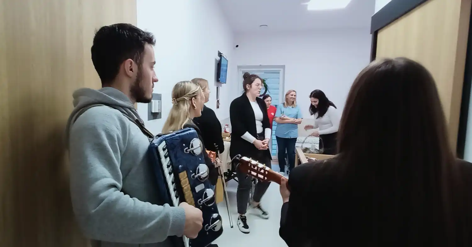 Wolontariusze zanieśli świąteczną magię do domów pomocy