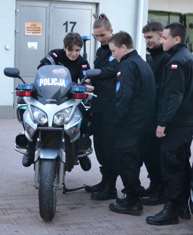 Uczniowie ZS w Marcinkowicach w sądeckiej komendzie