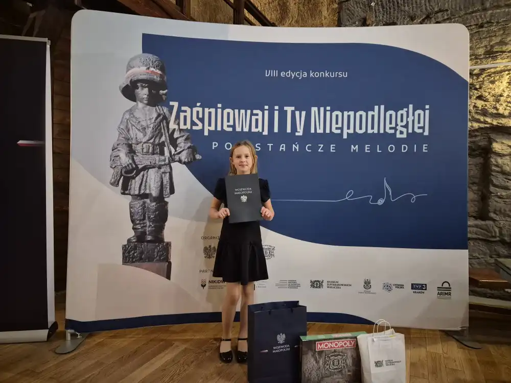 Karolina Nosal z Roztoki Wielkiej na podium w  konkursie "Zaśpiewaj i Ty Niepodległej"