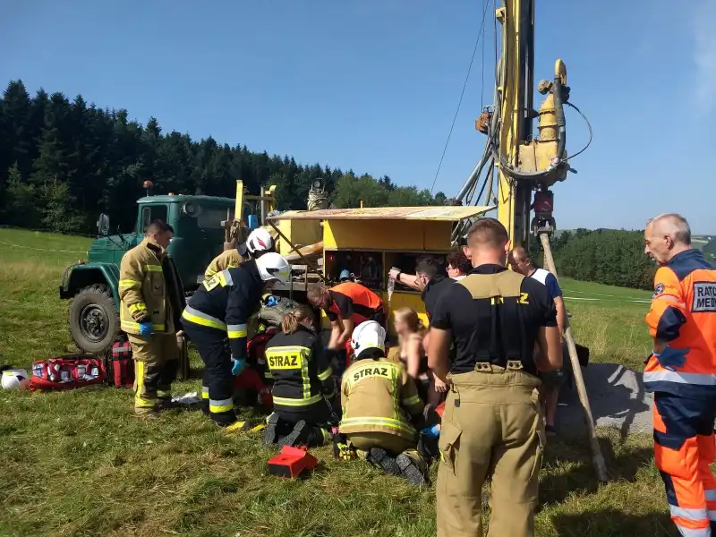 Wypadek przy wierceniu studni głębinowej w Grybowie. W akcji śmigłowiec LPR