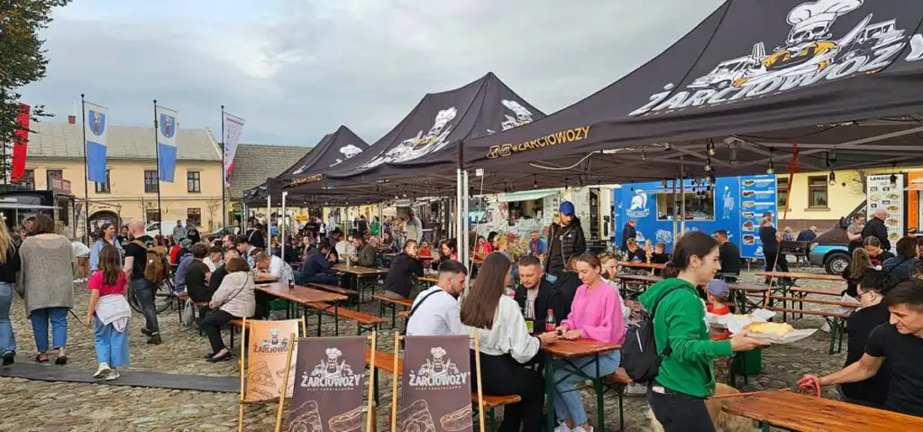 Żarciowozy w Starym Sączu. W dniach 26-28 kwietnia zlot food trucków w rynku